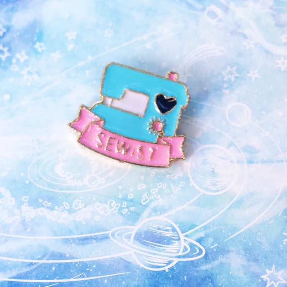 ✨ Sewing Machine Pin ✨ - Picture 2 of 5